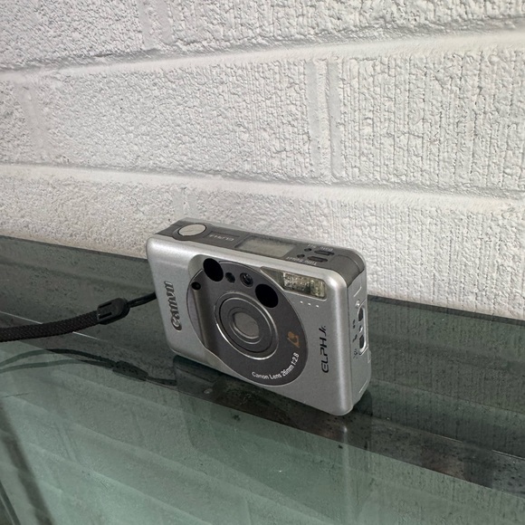 Canon Elph Jr. APS Point & Shoot Camera - Picture 3 of 10